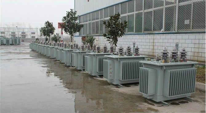 油浸式變壓器的保養如何去做？預防滲漏油：油浸式變壓器在油箱內充滿變壓器油，裝配中依靠緊固件對耐油橡膠元件加壓而密封。